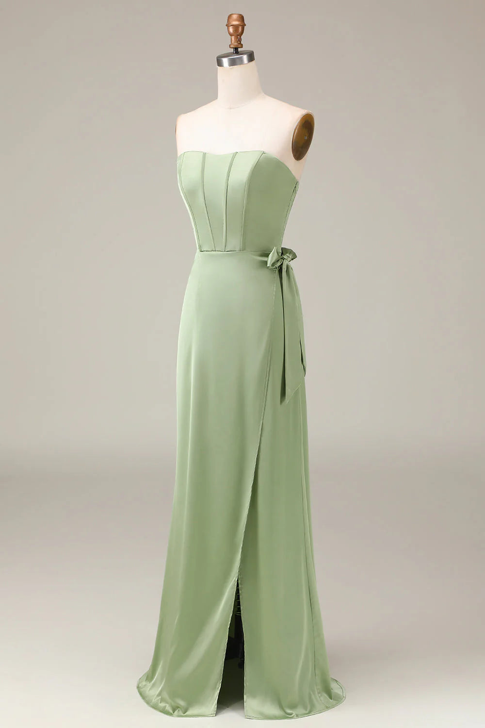 Vestido de dama de honor de satén con corsé ajustado sin tirantes y abertura en forma de A en color matcha