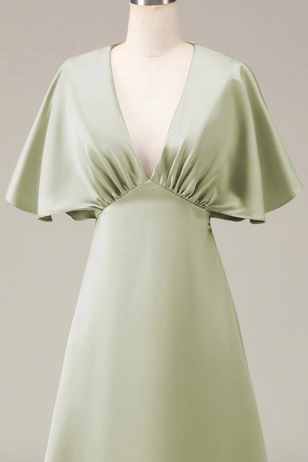 Vestido de dama de honor de satén con escote en V, manga corta y corte A en color salvia polvorienta