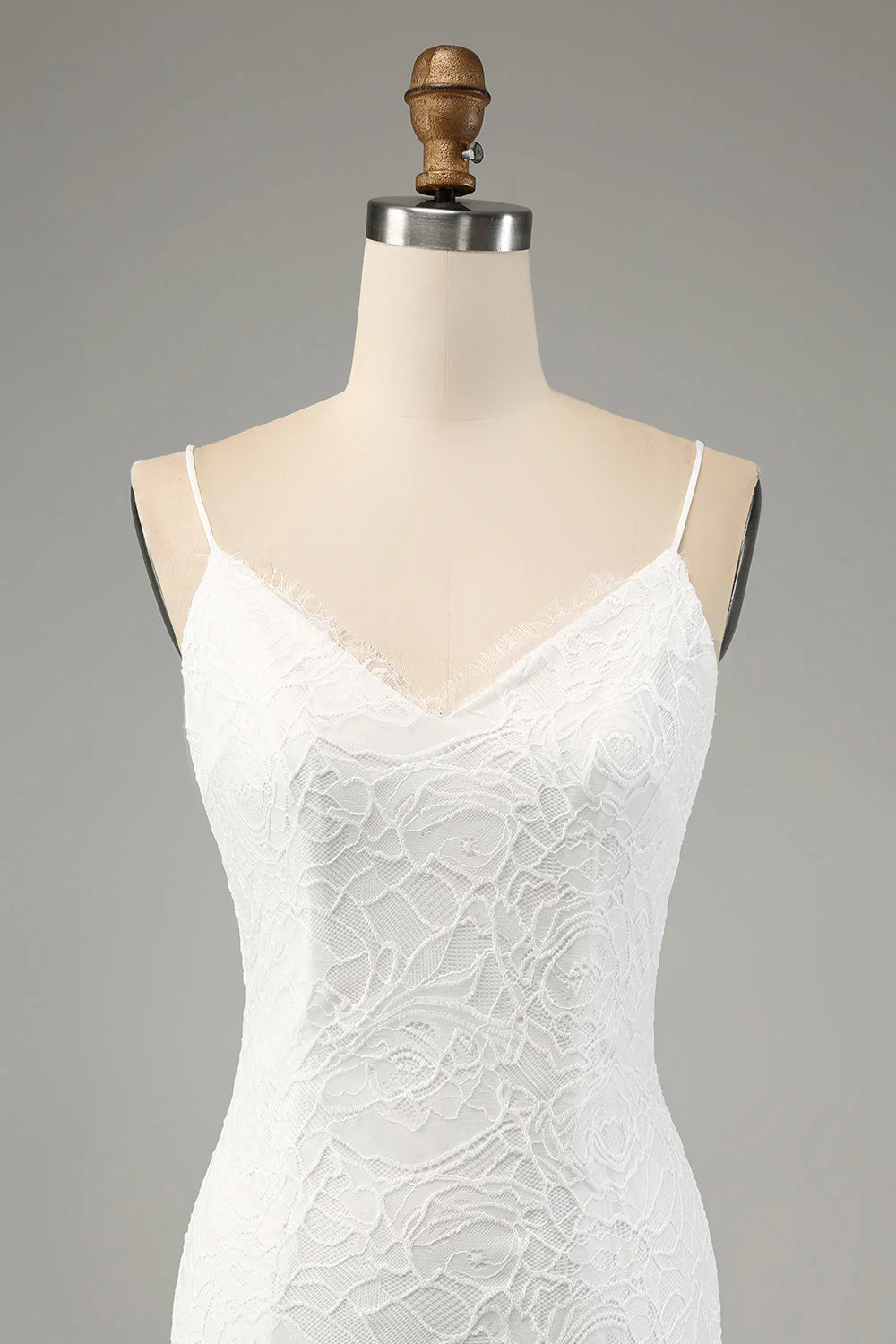 Vestido de novia con abertura y tirantes finos en cola de pez color marfil