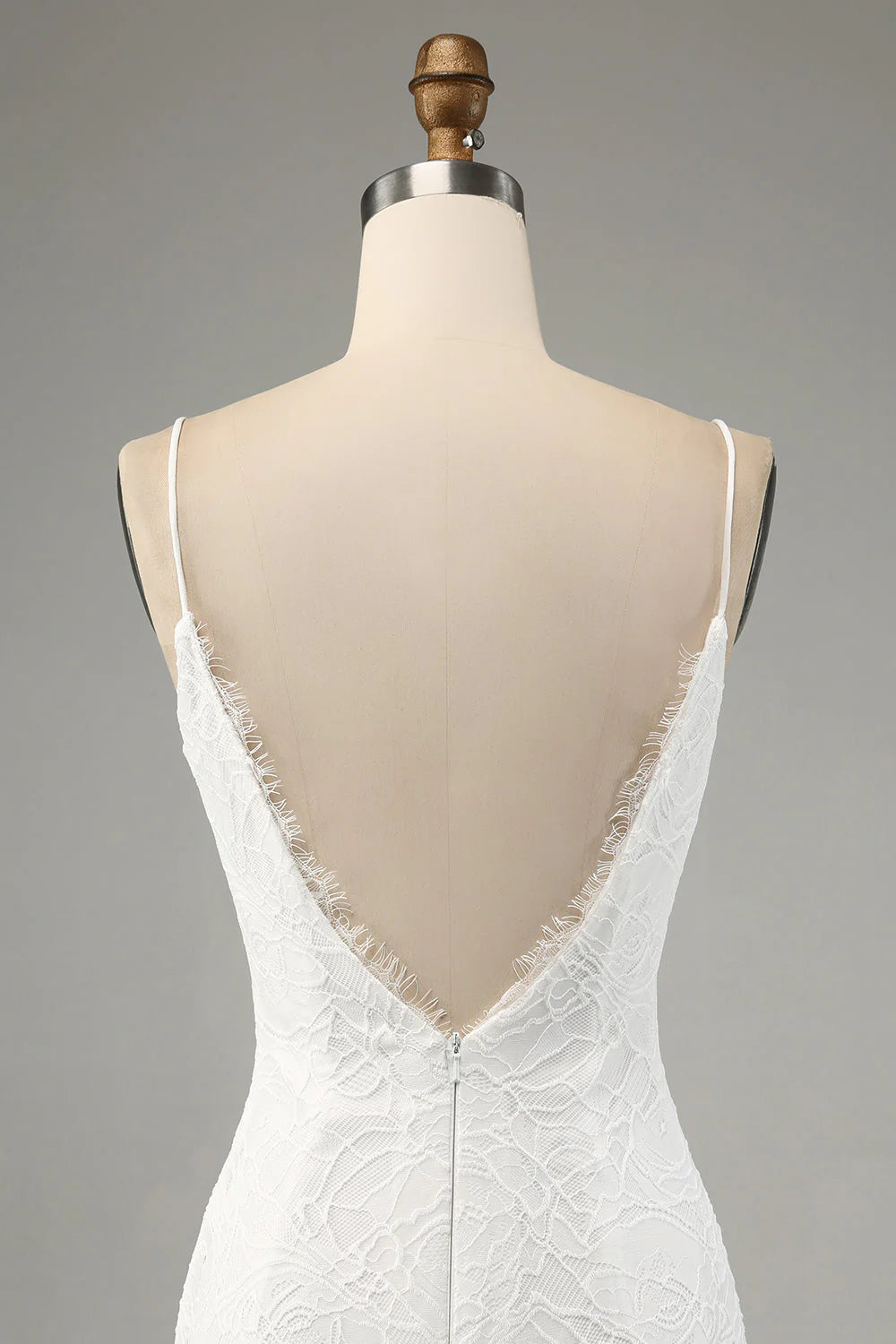 Vestido de novia con abertura y tirantes finos en cola de pez color marfil