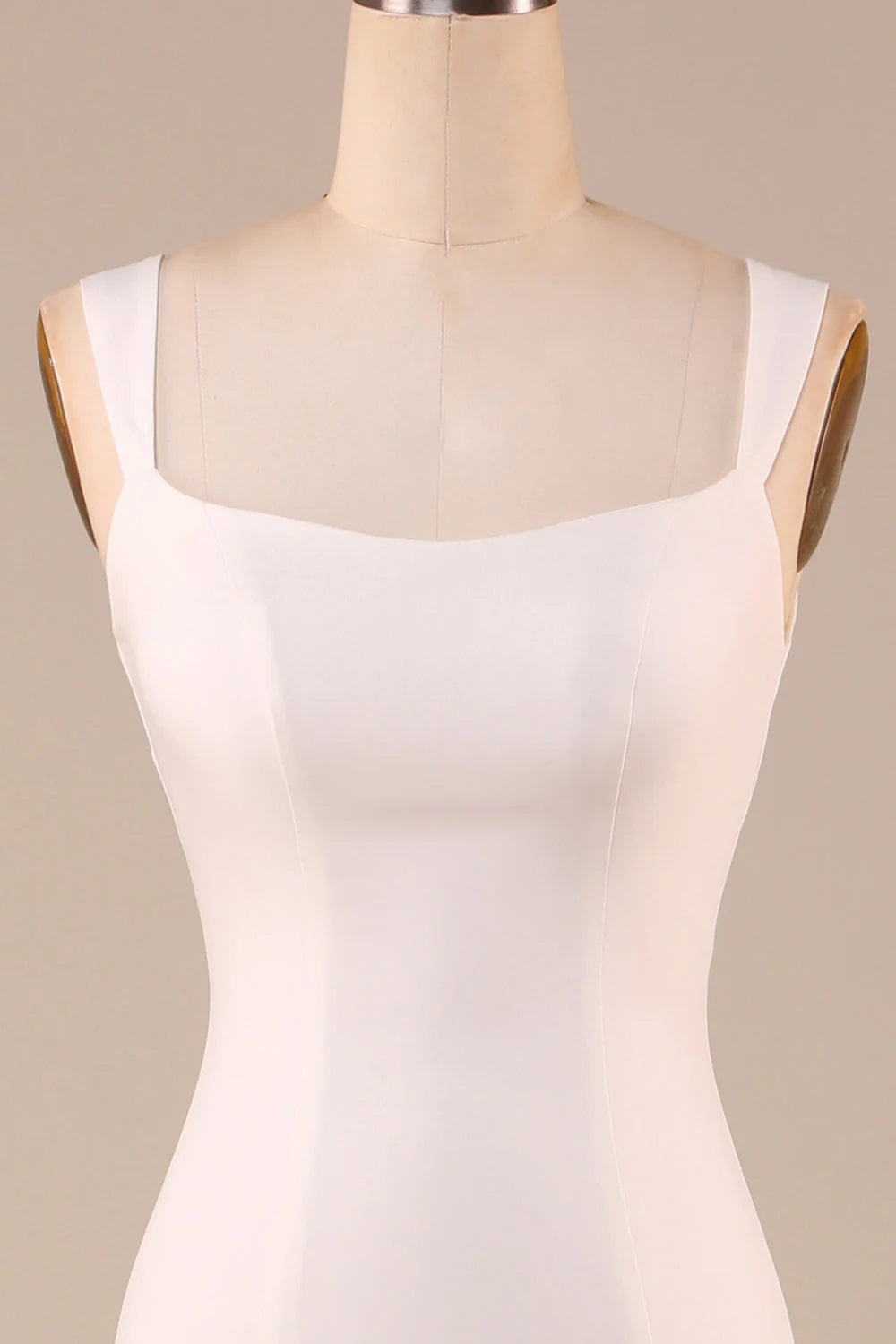 Vestido de novia sencillo con cola de pez y largo hasta el suelo con lazo en la espalda color marfil