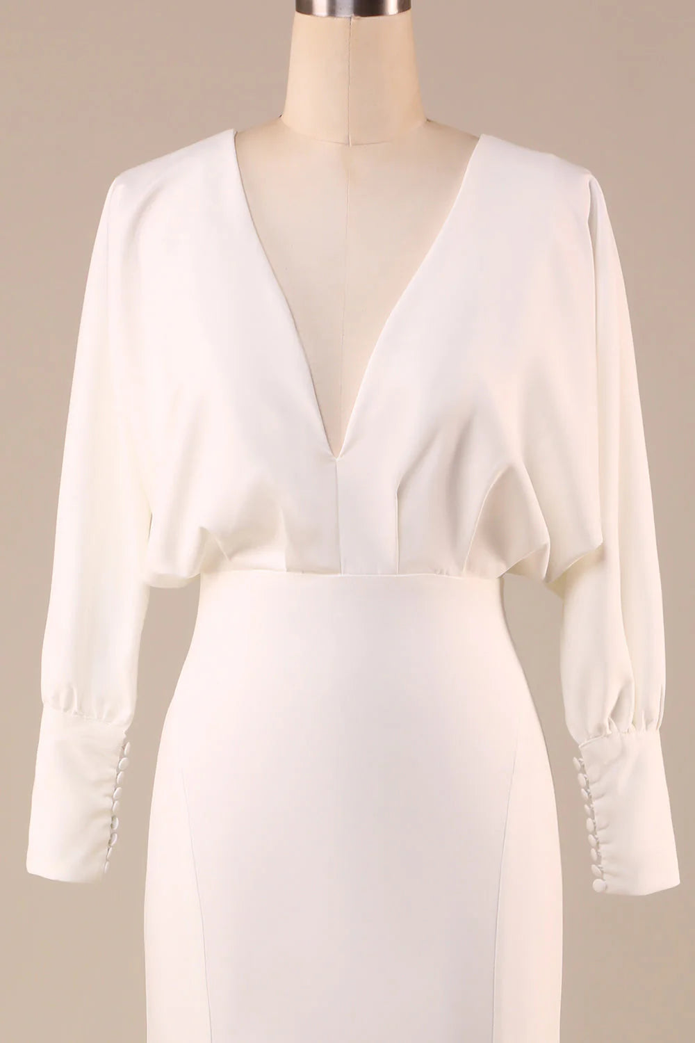 Vestido de novia minimalista color marfil con cola de pez, manga larga, espalda descubierta y escote en V profundo