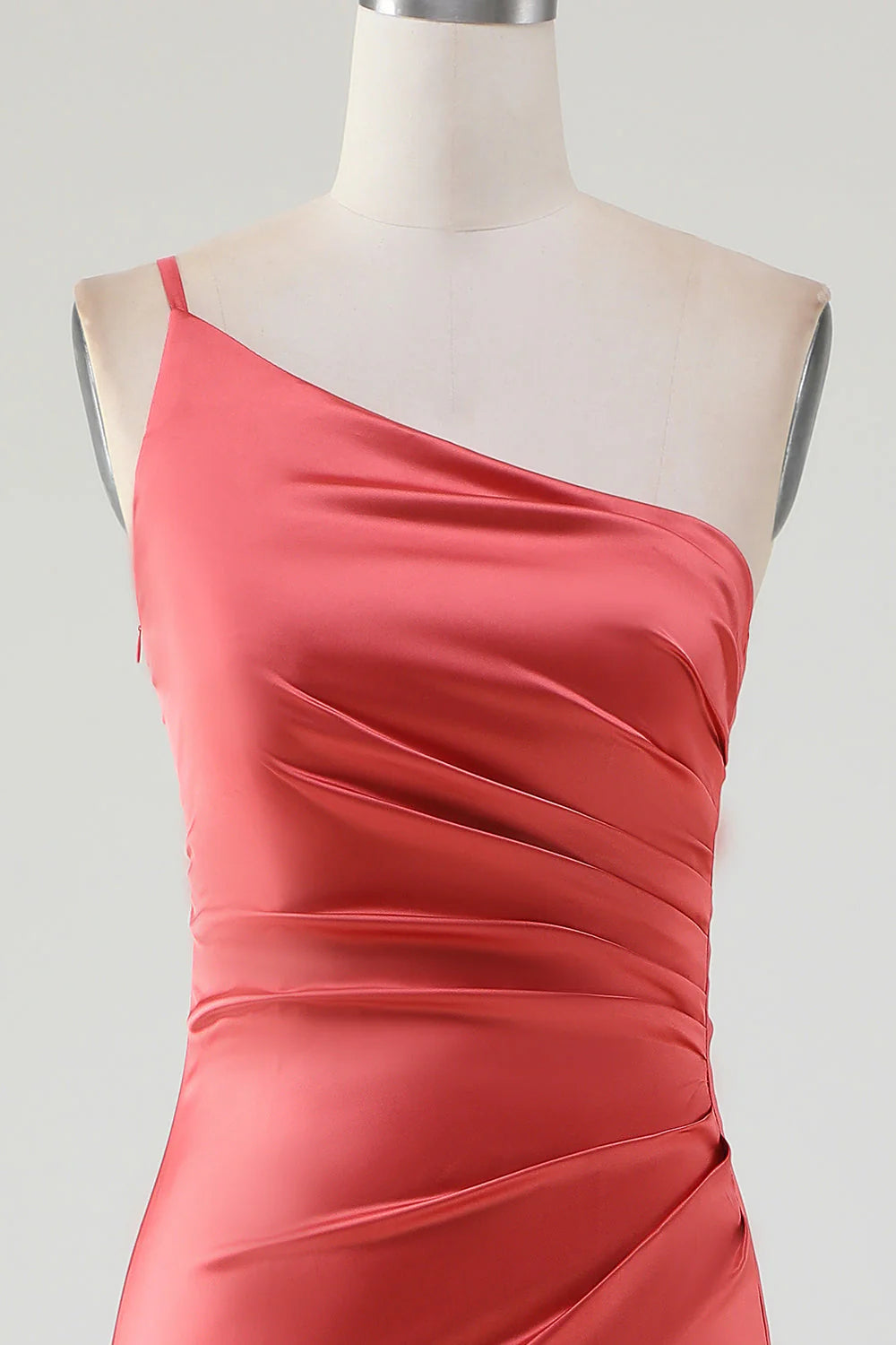 Vestido de dama de honor plisado de satén con un solo hombro en color tierra roja