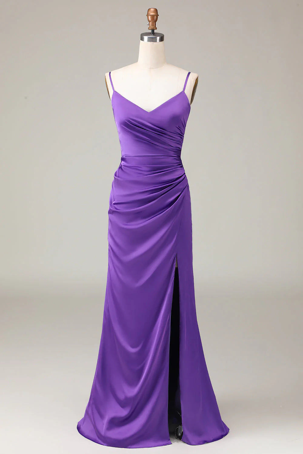 Vestido de dama de honor de satén con escote en V, tirantes finos y abertura ajustada en color morado