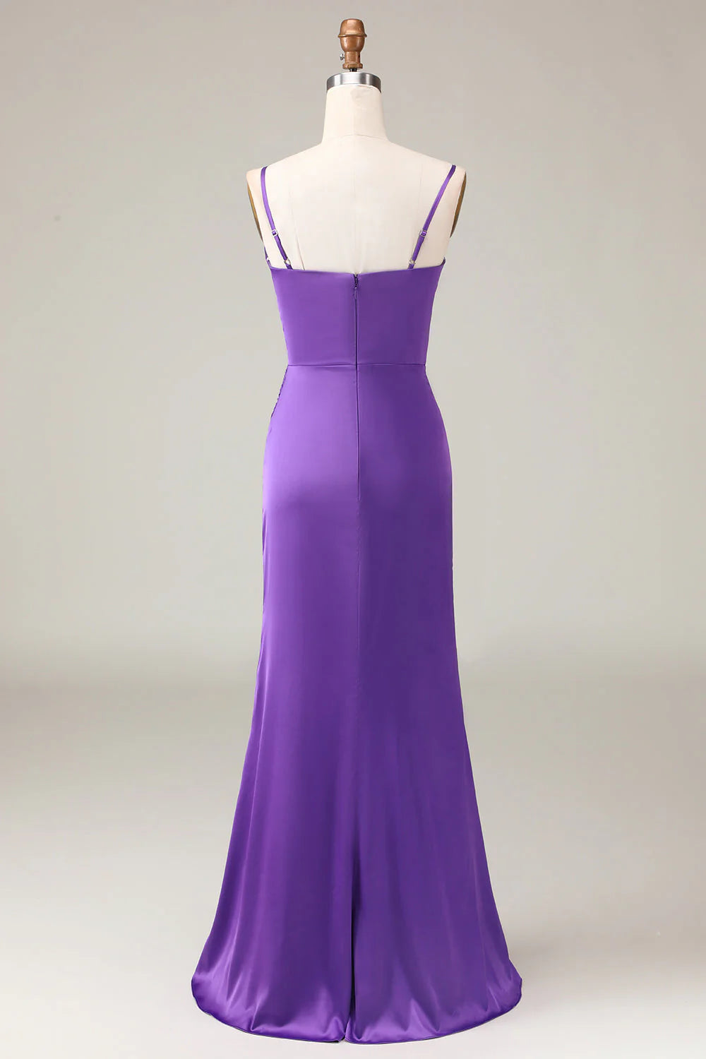 Vestido de dama de honor de satén con escote en V, tirantes finos y abertura ajustada en color morado