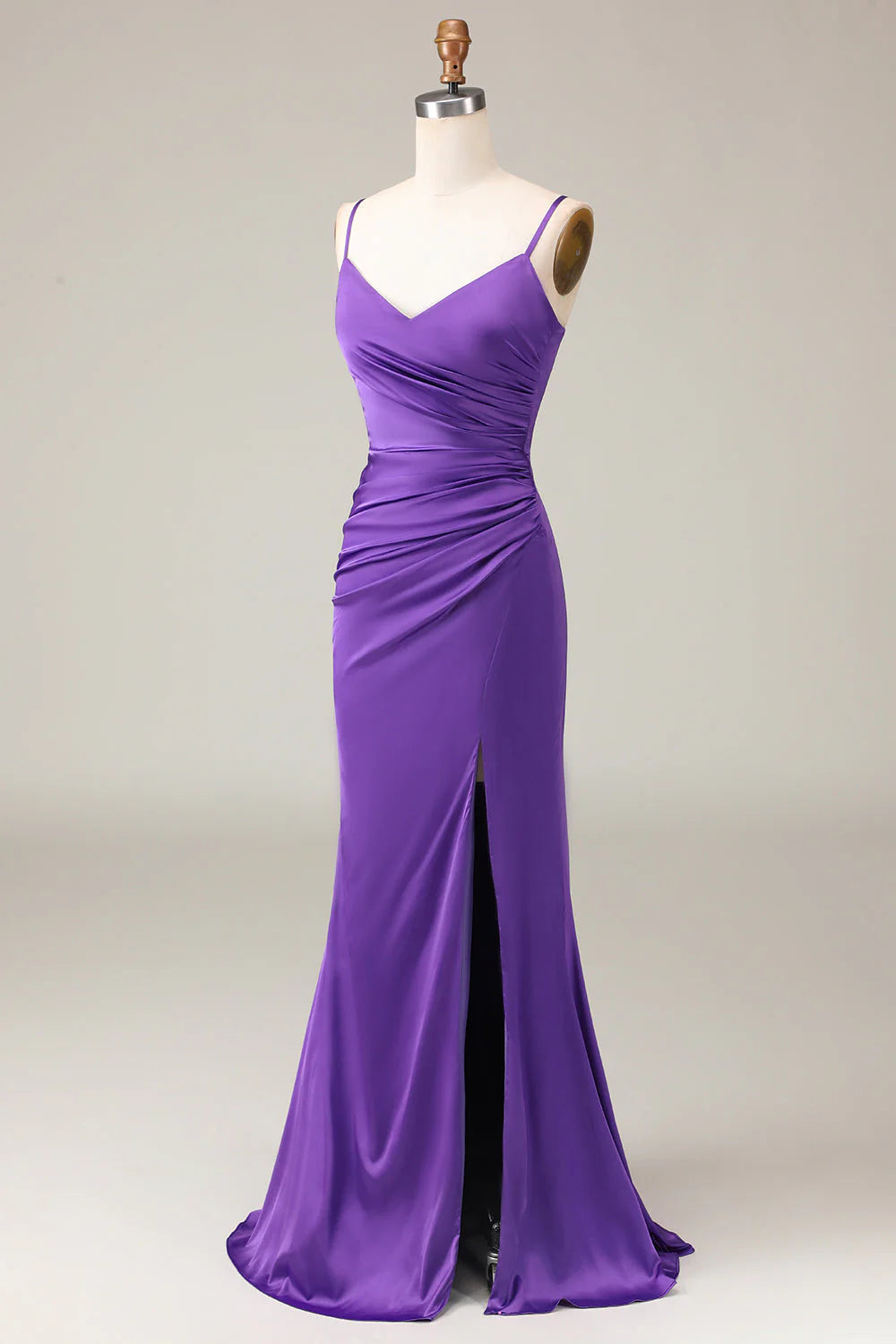 Vestido de dama de honor de satén con escote en V, tirantes finos y abertura ajustada en color morado