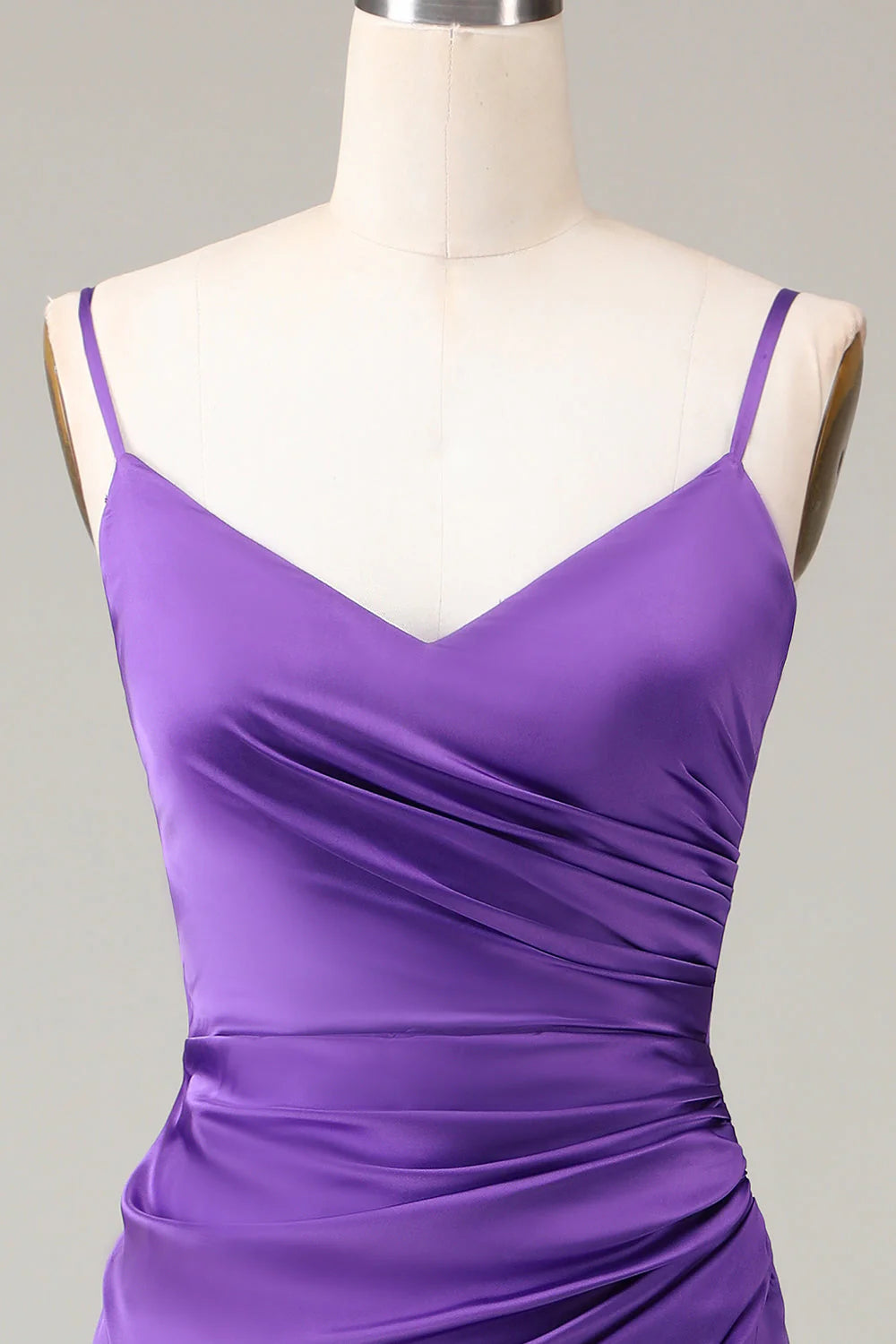Vestido de dama de honor de satén con escote en V, tirantes finos y abertura ajustada en color morado