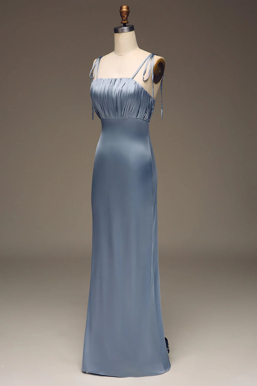 Vestido de dama de honor plisado de satén ajustado con tirantes finos de color azul grisáceo