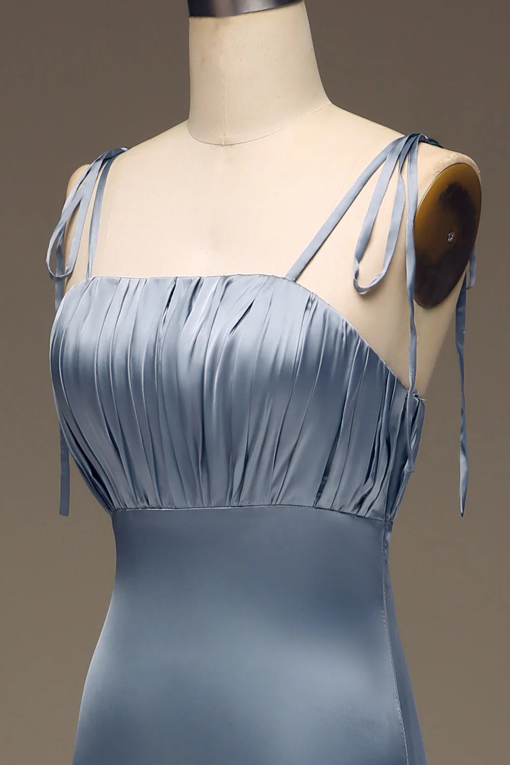 Vestido de dama de honor plisado de satén ajustado con tirantes finos de color azul grisáceo