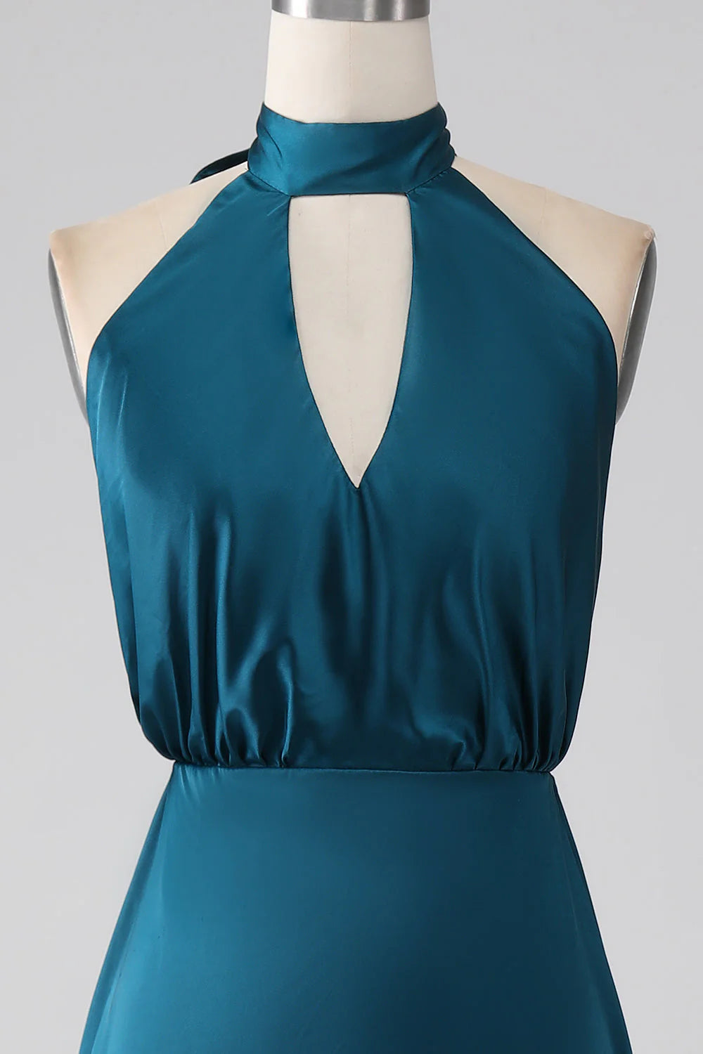 Vestido de dama de honor largo con abertura y cuello colgante de corte A de pavo real