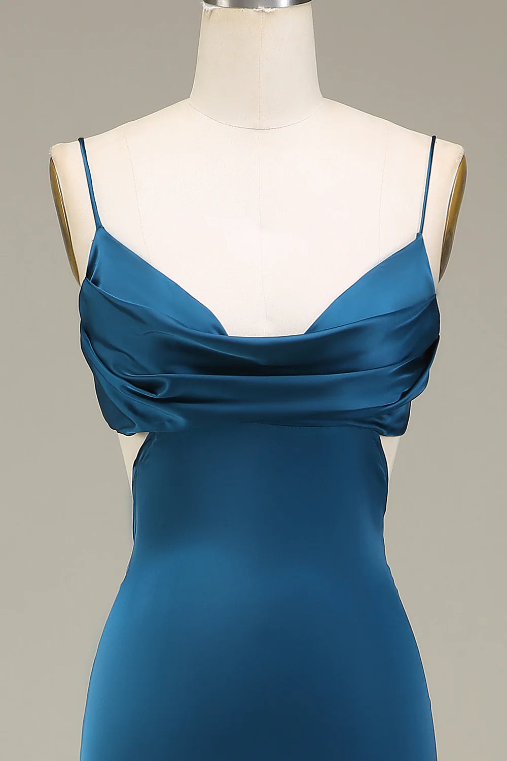 Vestido de dama de honor largo de satén con tirantes finos y ajustado de pavo real