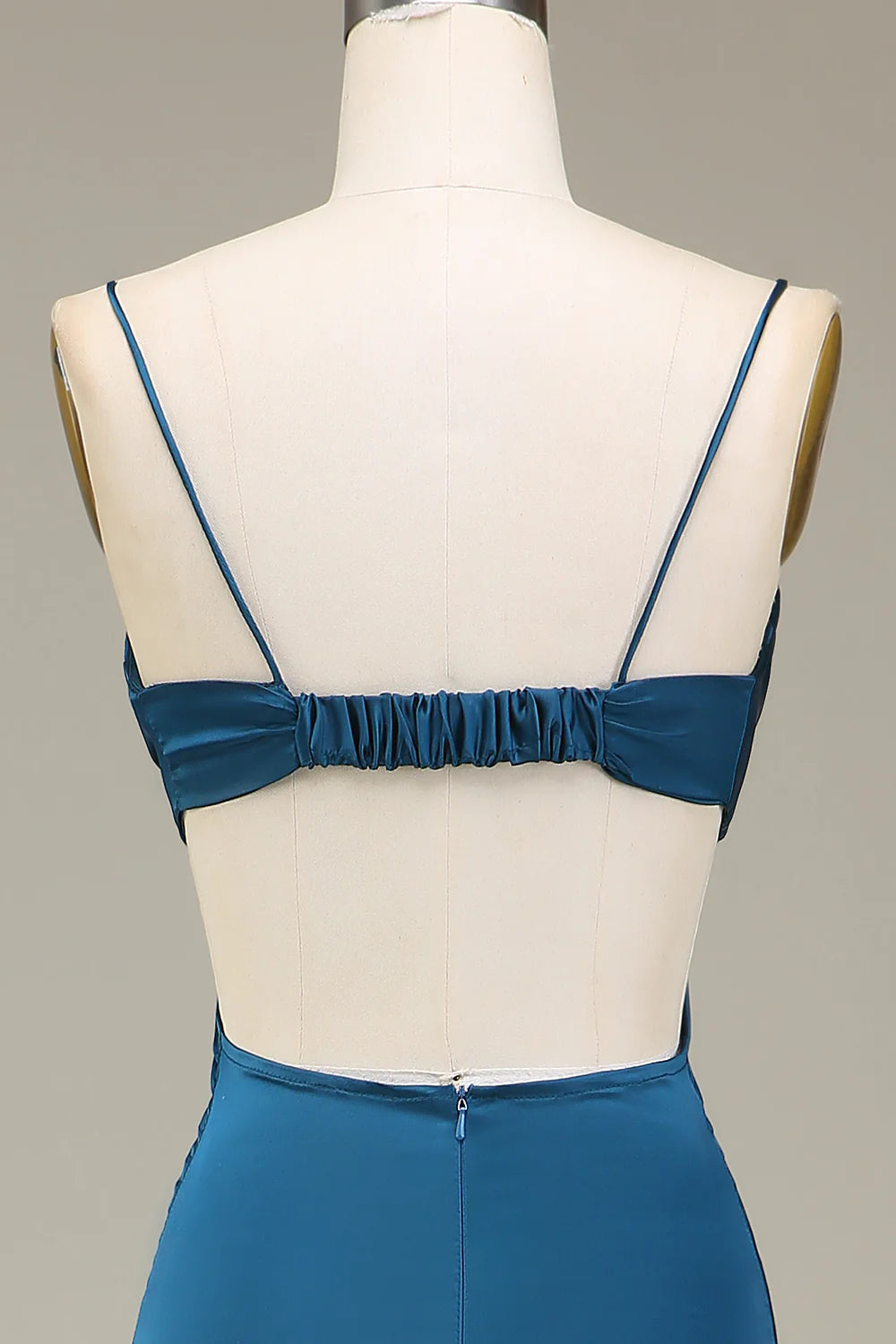 Vestido de dama de honor largo de satén con tirantes finos y ajustado de pavo real