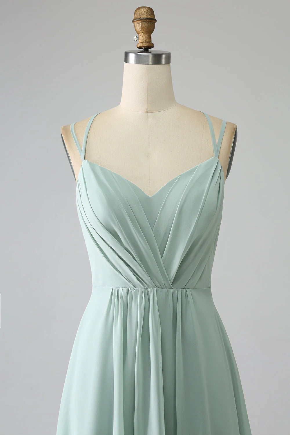 Vestido largo de dama de honor plisado sin espalda con tirantes finos en forma de A de Matcha