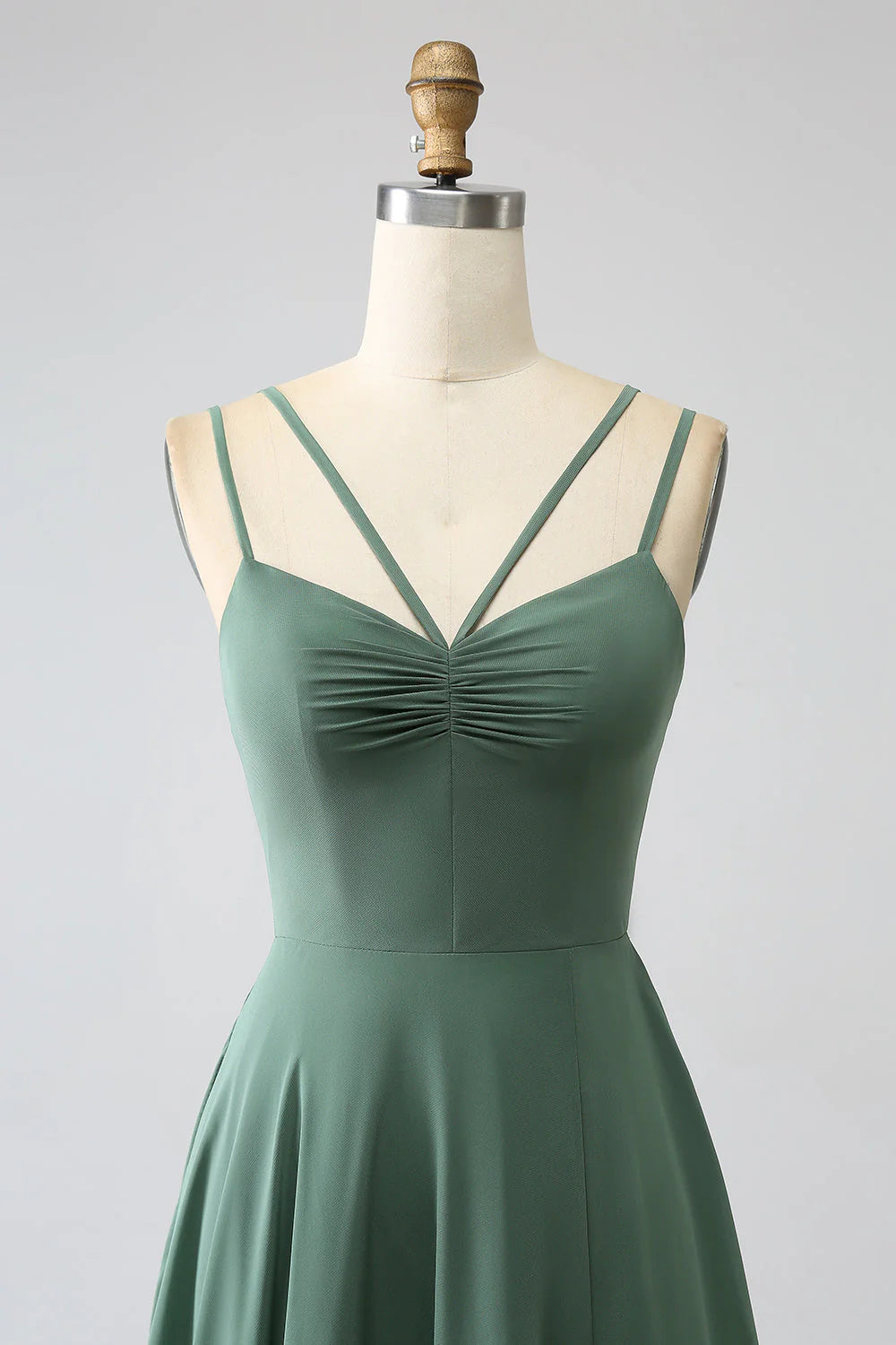 Vestido de dama de honor largo plisado sin espalda con tirantes finos en forma de A de eucalipto