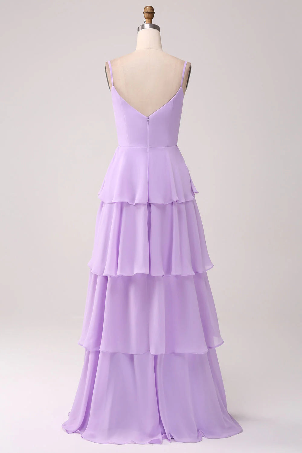 Vestido de dama de honor de gasa lila con capas y abertura en forma de A con tirantes finos