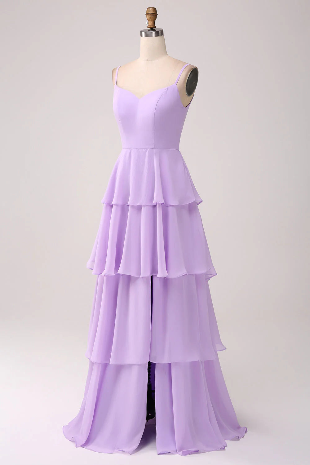Vestido de dama de honor de gasa lila con capas y abertura en forma de A con tirantes finos