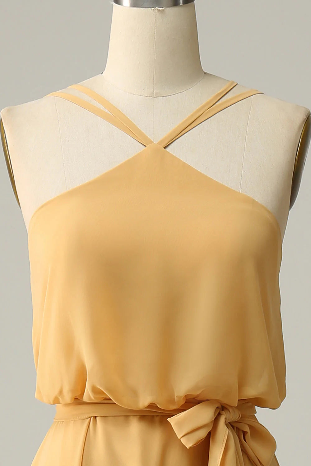 Vestido largo de dama de honor amarillo con escote en A y lazo