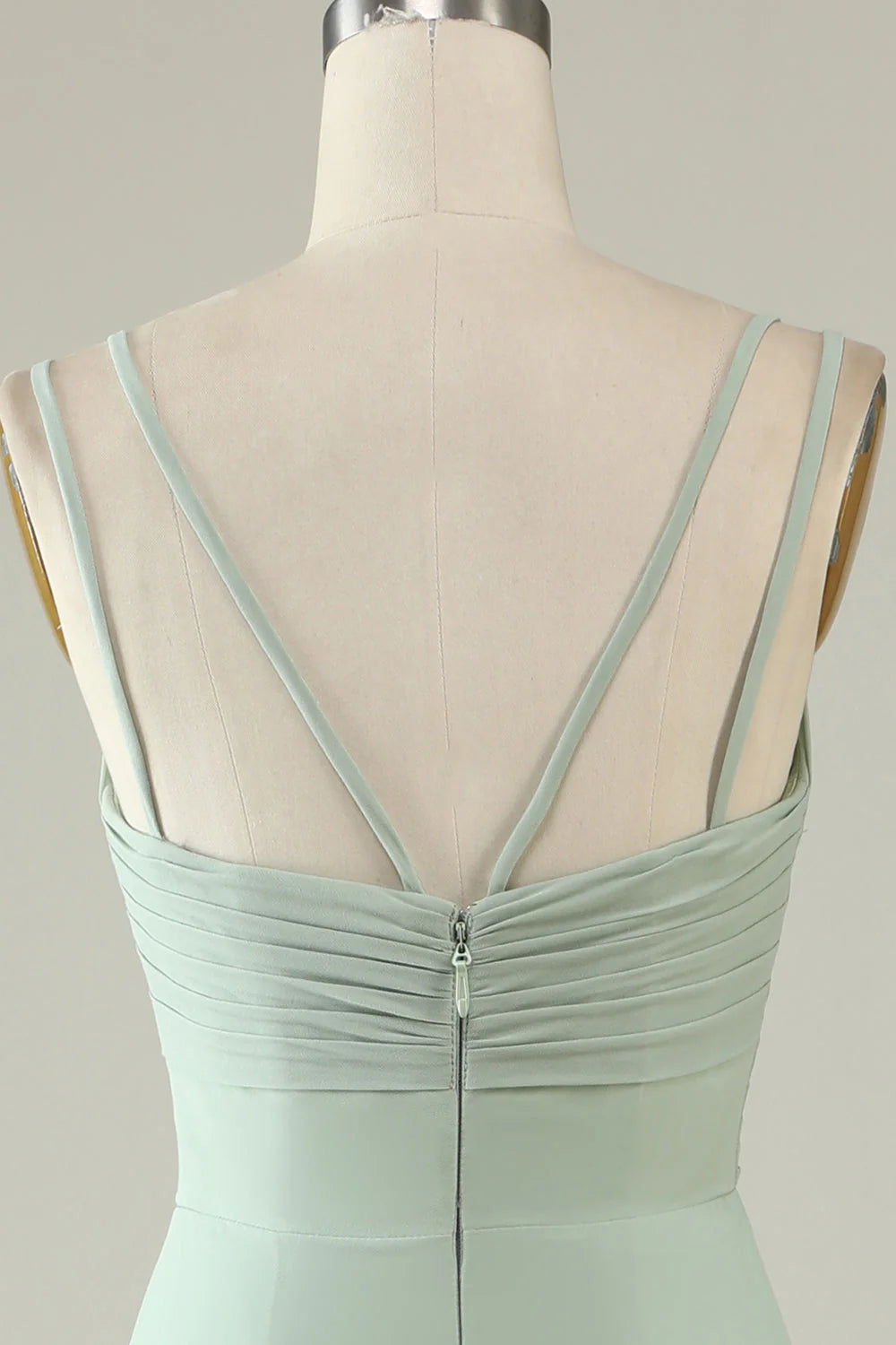 Vestido de dama de honor de gasa con hombros estrechos y colgante de sirena verde salvia