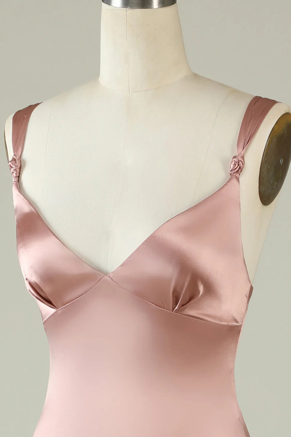 Vestido de dama de honor rosa asimétrico con tirantes finos y abertura en el hombro