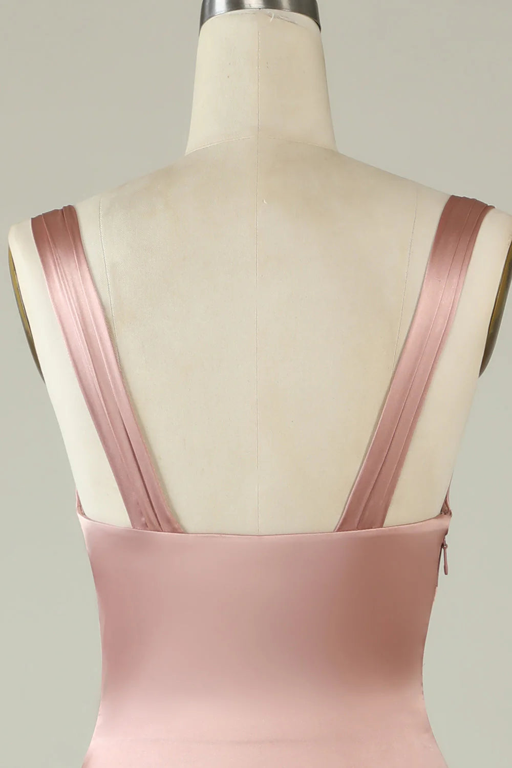 Vestido de dama de honor rosa asimétrico con tirantes finos y abertura en el hombro