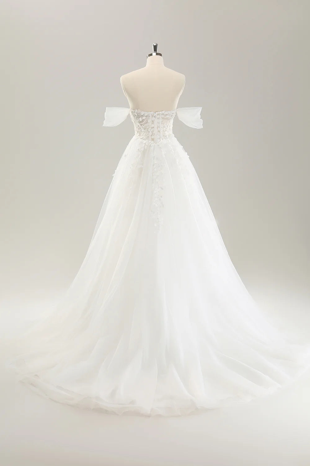 Estilo princesa, hombros descubiertos, con calcomanías y líneas colgantes.