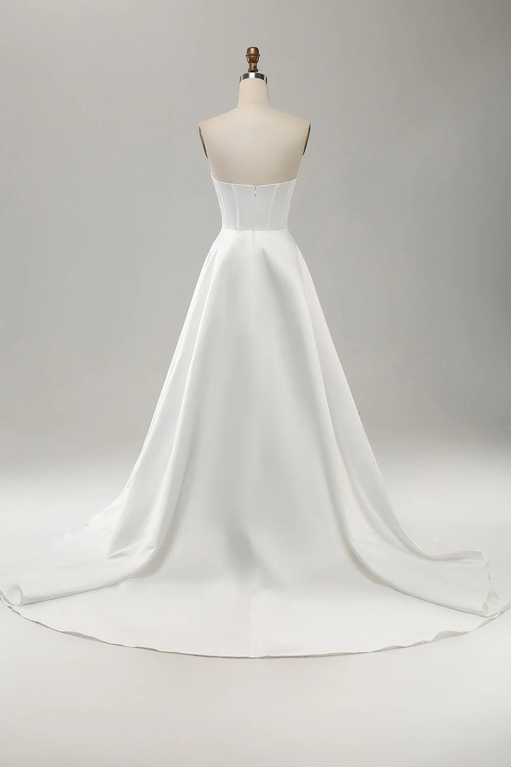 Elegante vestido blanco de corte A sin tirantes, plisado, con abertura lateral.