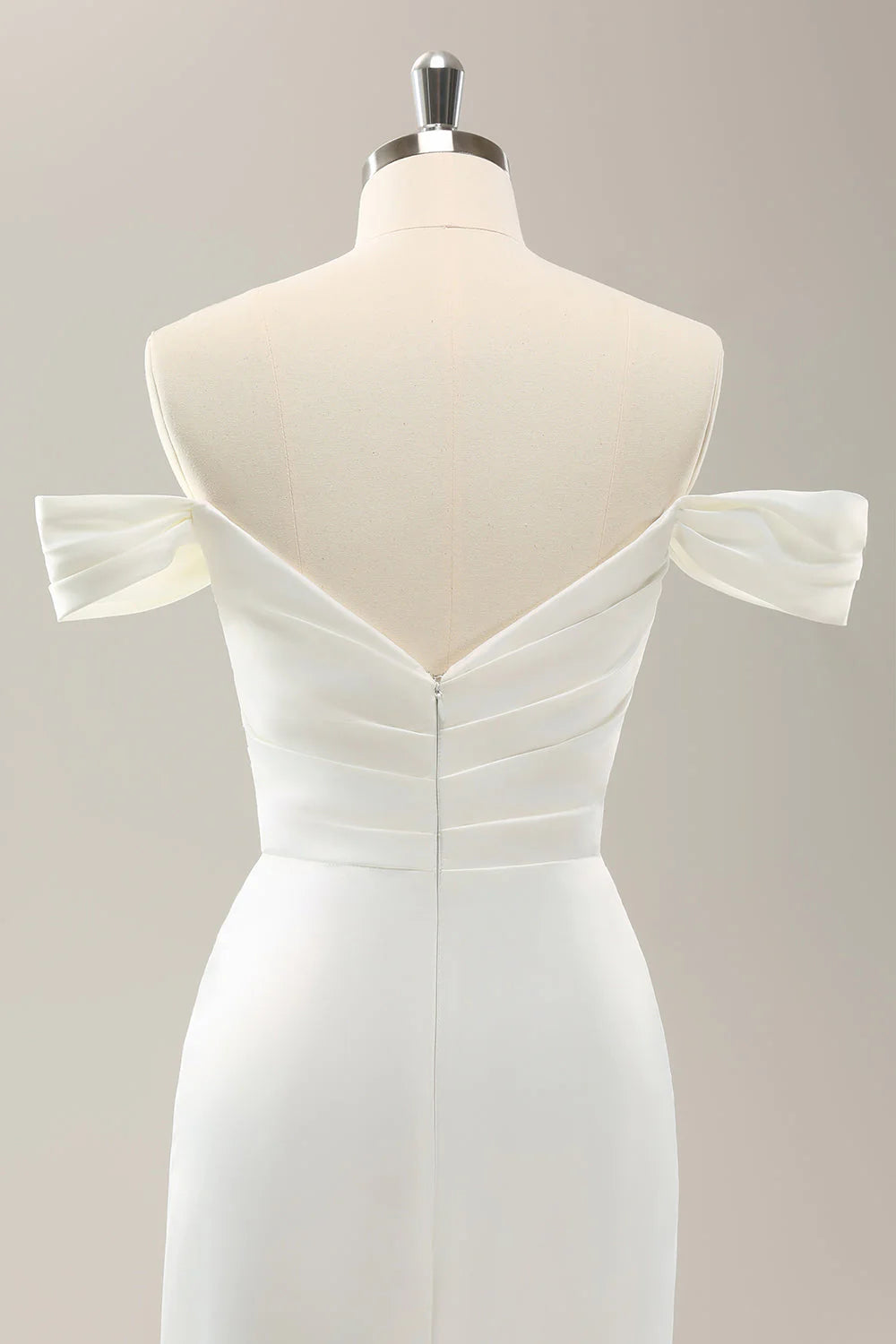 Abito da sposa bianco in raso plissettato con spalle scoperte e spacco a coda di pesce