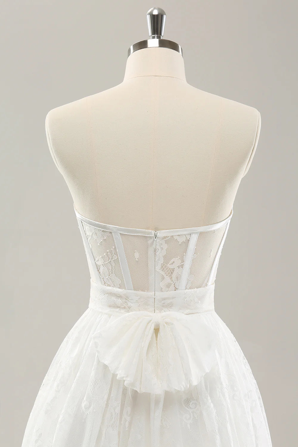 Abito da sposa lungo a strati con corsetto stretto senza spalline bianco