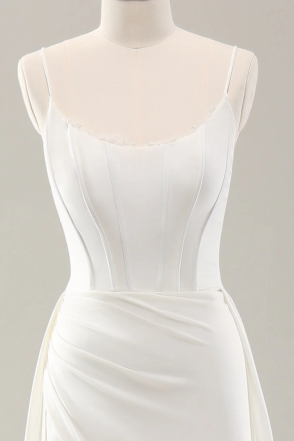 Abito da sposa in raso bianco con spalline sottili e spacco laterale