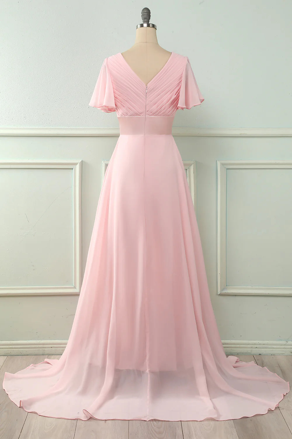 Vestido de dama de honor rosa con volantes y escote en V