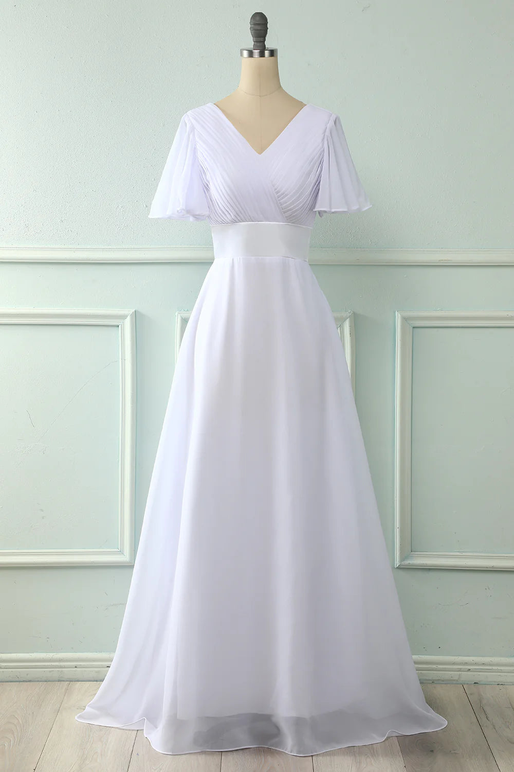 Vestido de dama de honor rosa con volantes y escote en V