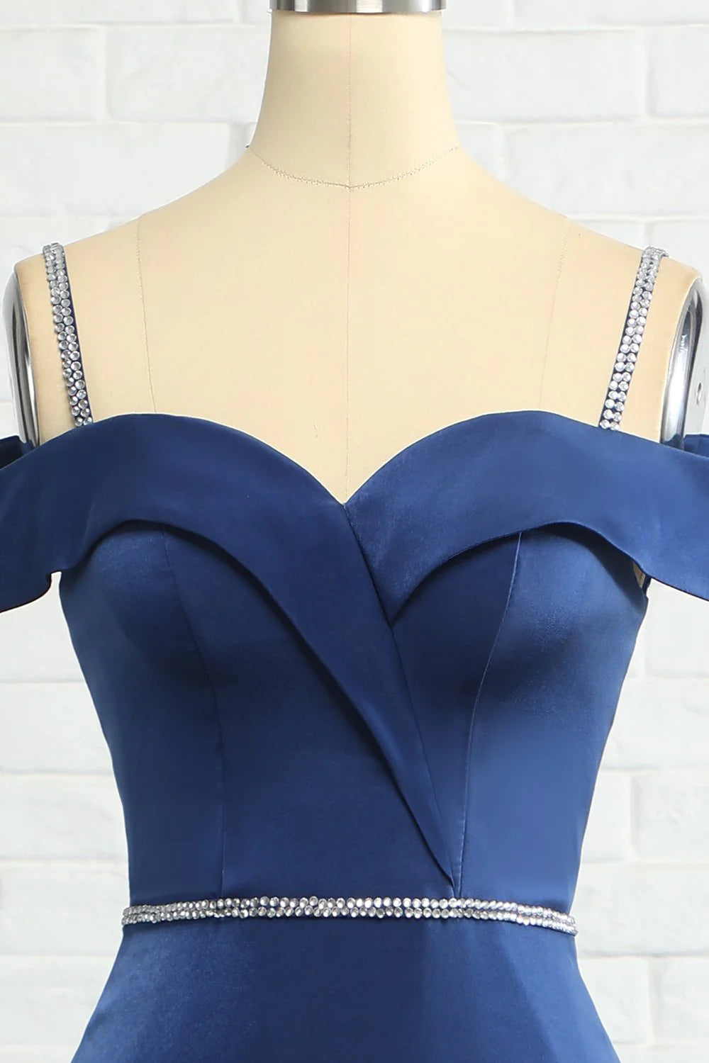 Vestido de dama de honor azul marino con hombros descubiertos y corte sirena con cuentas