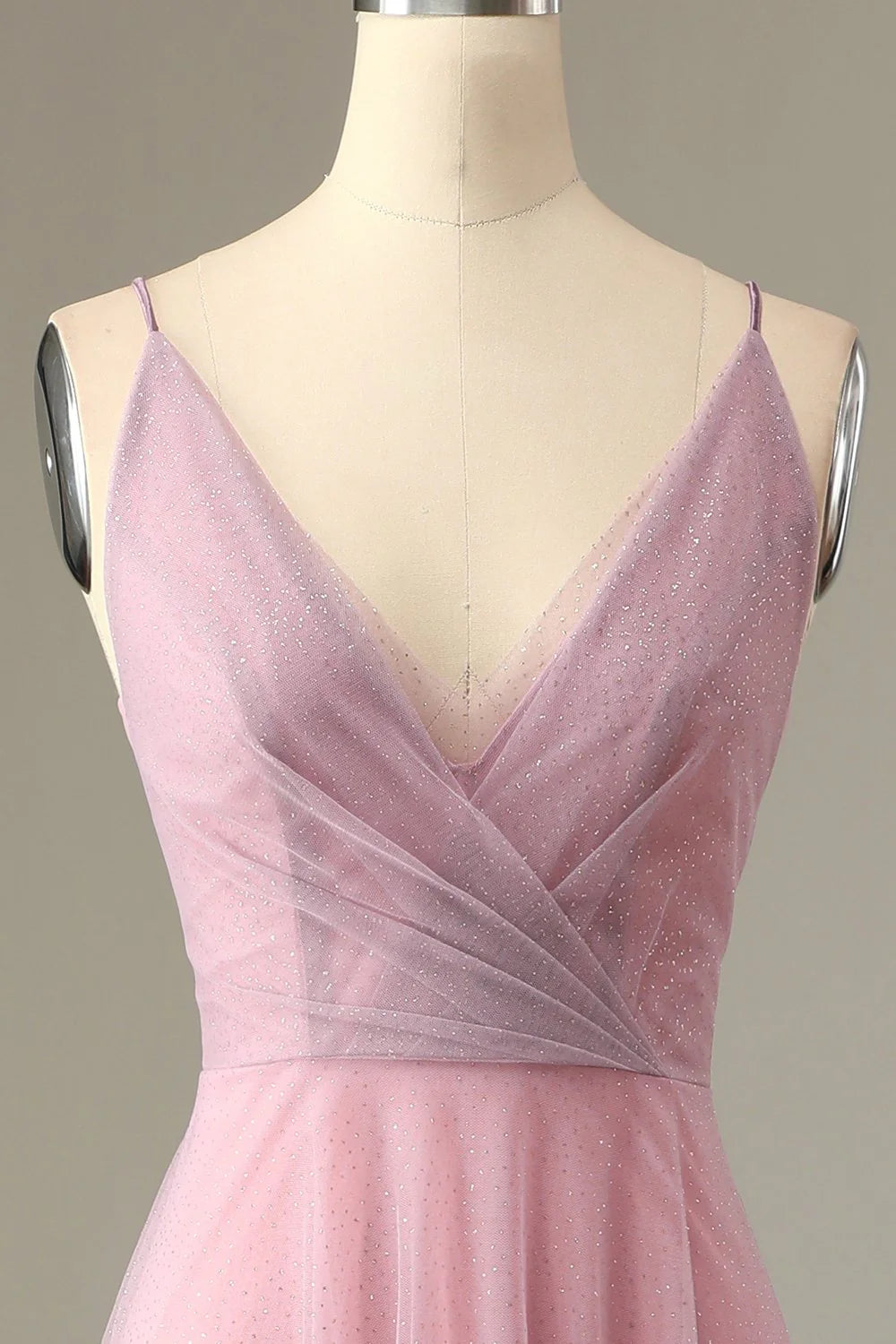 Vestido de dama de honor en color gris y rosa con tirantes finos en línea A