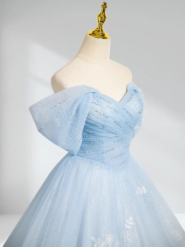 Abito lungo a trapezio in pizzo trasparente blu con spalle scoperte e abito azzurro cielo