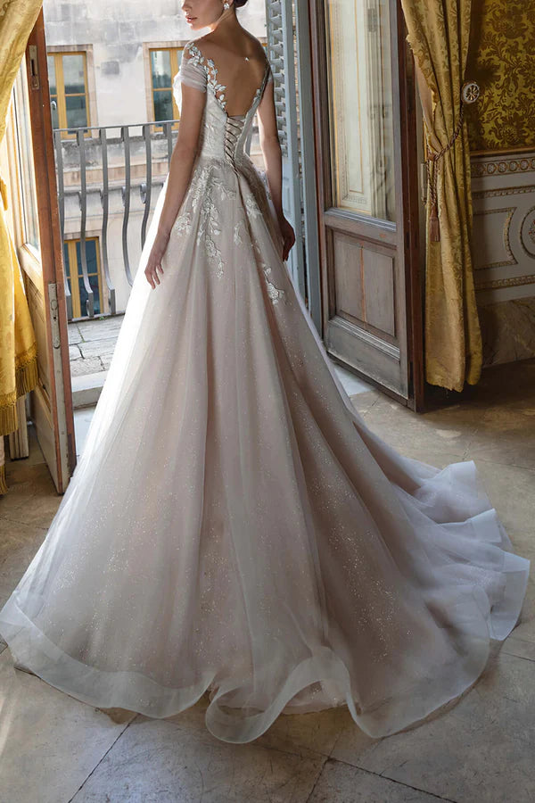 Abito da sposa in stile rurale con maniche corte e scollo a V e pizzo adesivo