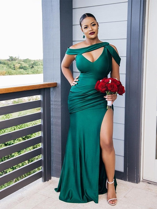 Vestidos de dama de honor con corte tubo, hombros descubiertos, fruncidos, sin mangas y cola larga