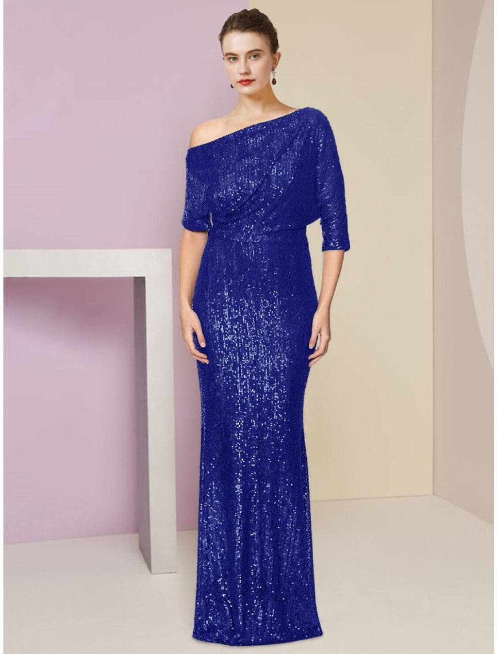Vestido de madre de la novia con corte tubo/columna, elegante, con brillo y hombros descubiertos, cola larga y fruncida, con lentejuelas, color liso.