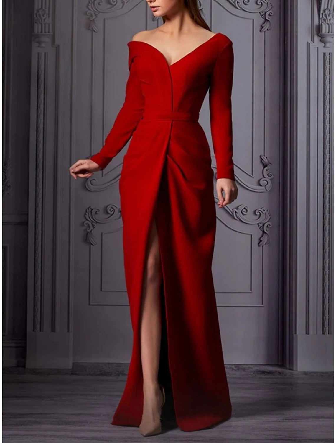 Vestido de noche elegante con corte en forma de columna, para invitada de boda, con cola larga, hombros descubiertos y abertura fruncida.