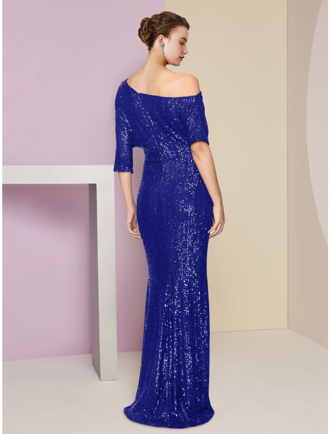 Vestido de madre de la novia con corte tubo/columna, elegante, con brillo y hombros descubiertos, cola larga y fruncida, con lentejuelas, color liso.