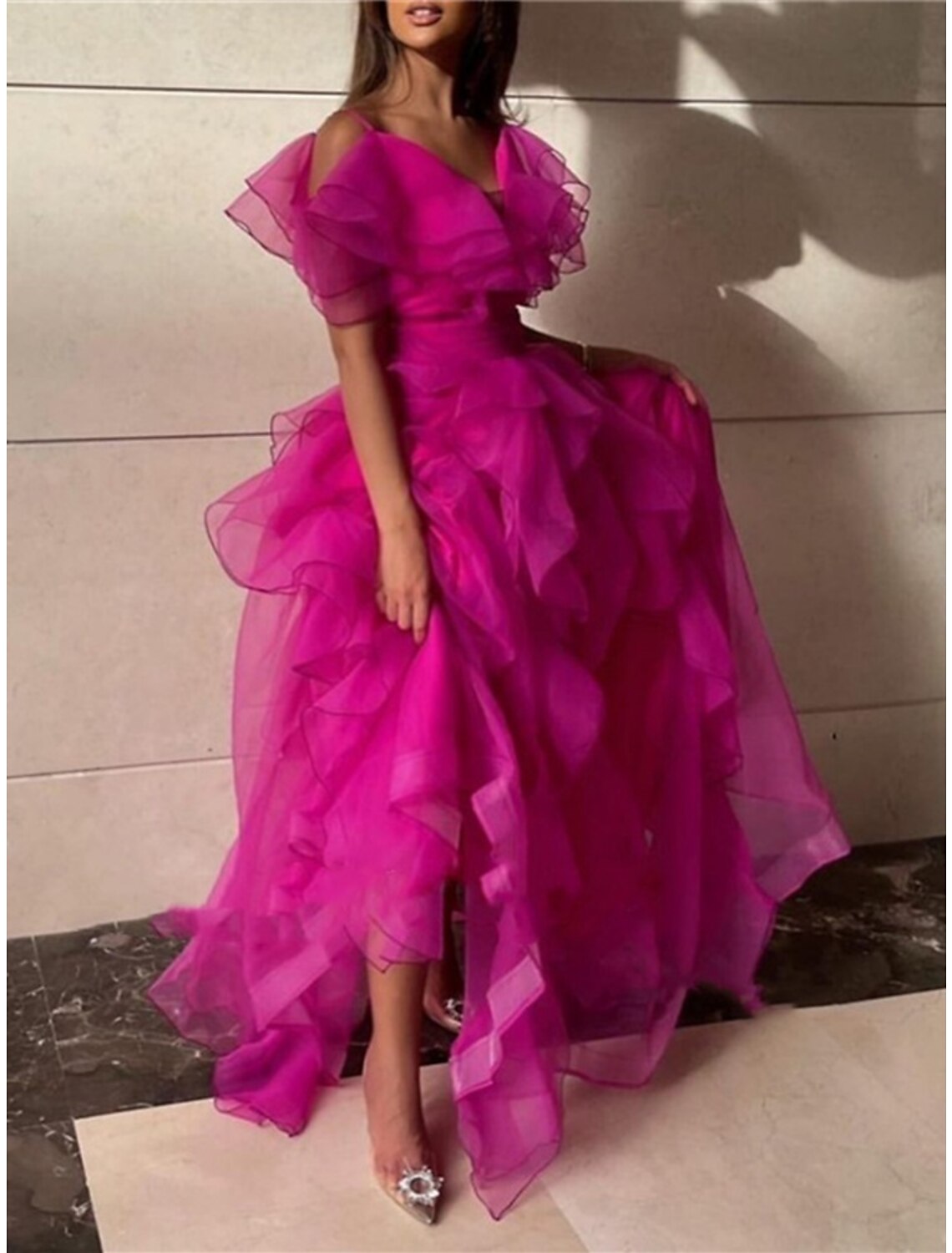 Abiti da ballo a trapezio, eleganti, formali, con strascico a ruota, maniche corte, scollo a V, in organza con pieghe e volant