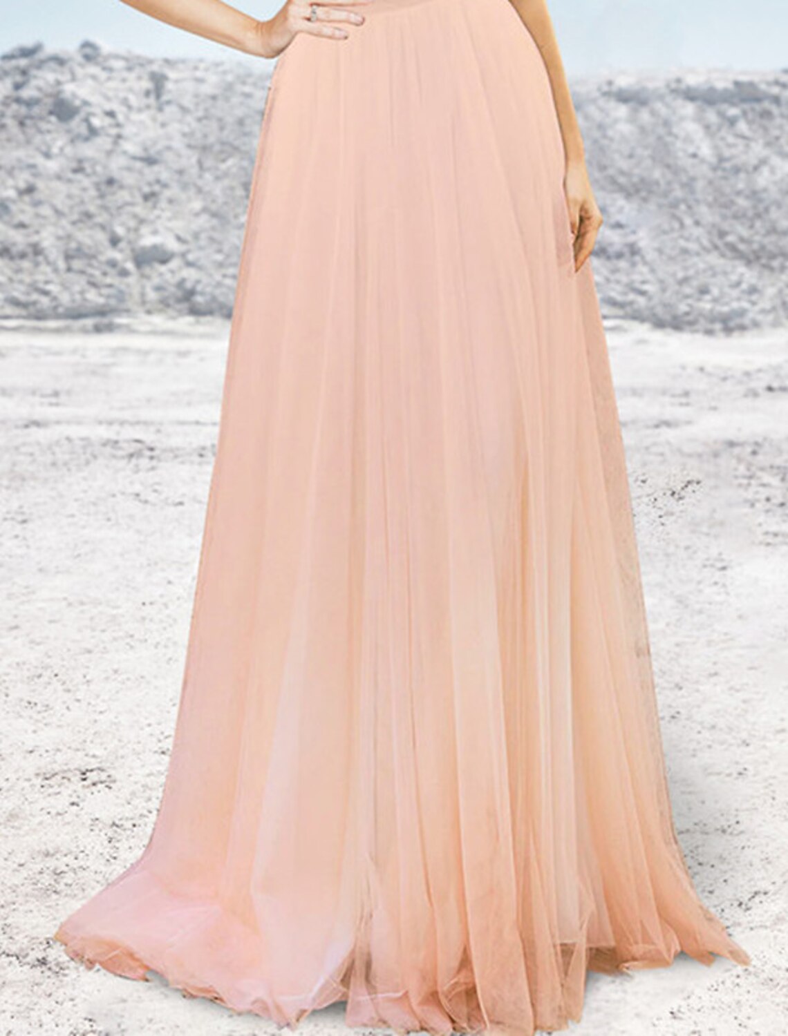 Abito da sera a trapezio, elegante, formale, da sposa, con strascico a ruota, senza maniche, senza spalline, in tulle con pieghe