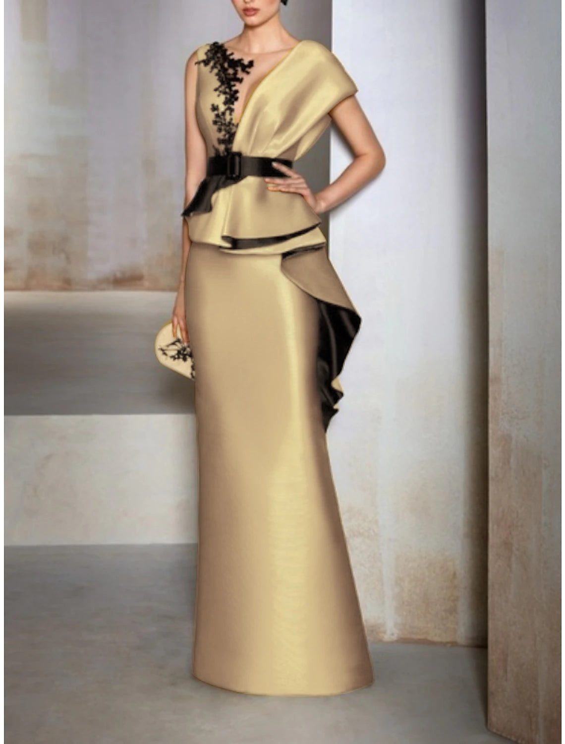 Vestido de noche elegante de satén amarillo con corte tubo/columna color champán, negro, formal, largo hasta el suelo, manga corta, escote en V con volantes y apliques bordados 2025