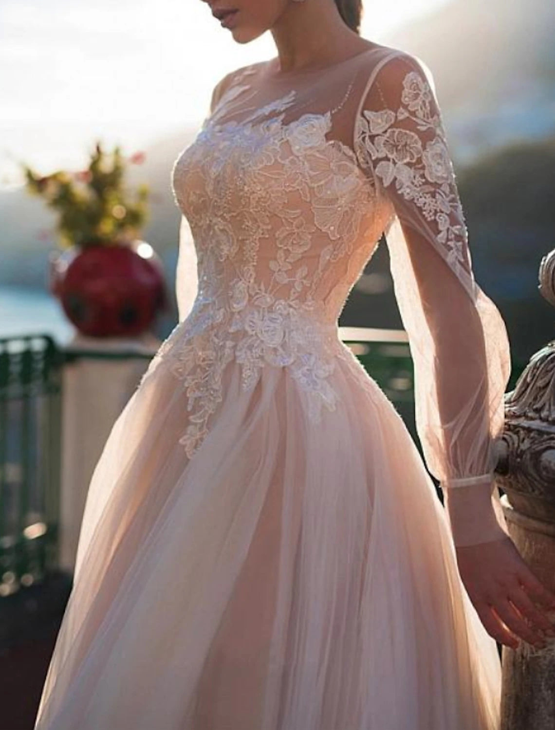 Vestidos de novia de playa a color, corte A, escote ilusión, manga larga, cola larga, encaje y apliques bordados.