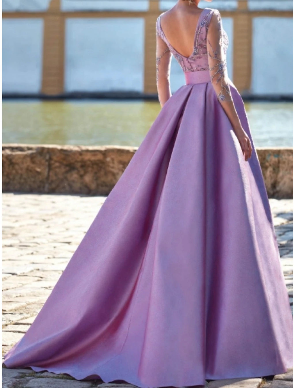Vestido de noche elegante de corte A para invitada de boda, con cola larga, mangas 3/4, escote en V, satén con pliegues y abertura con lentejuelas