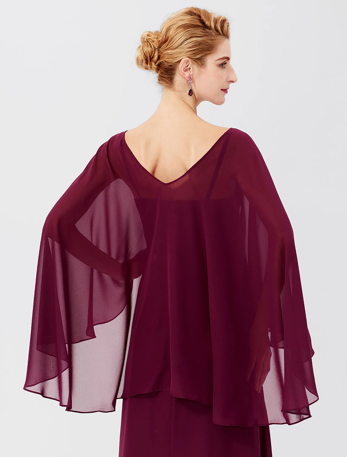 Vestido de madre de la novia con corte tubo/columna, formal, clásico y atemporal, elegante y lujoso, elegante, escote en V, largo hasta el suelo, gasa, manga larga con pliegues y abalorios.