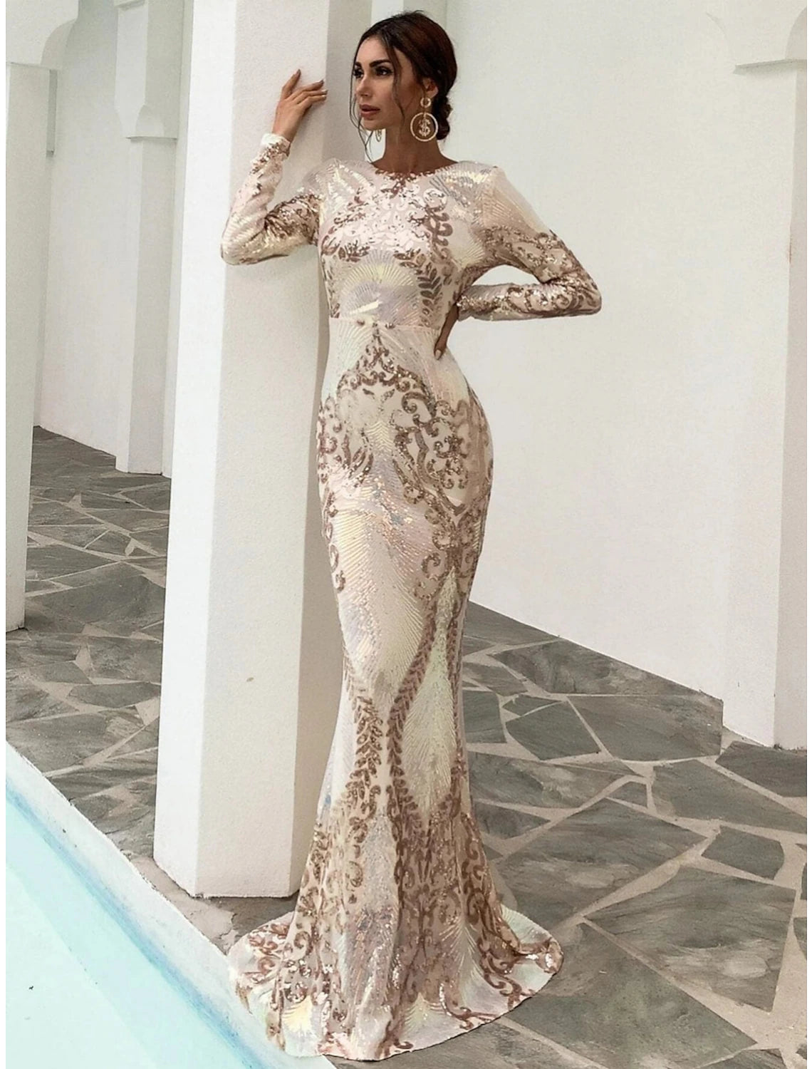 Vestido de noche elegante de sirena/trompeta, formal, con cola larga, escote redondo, lentejuelas y pliegues brillantes.