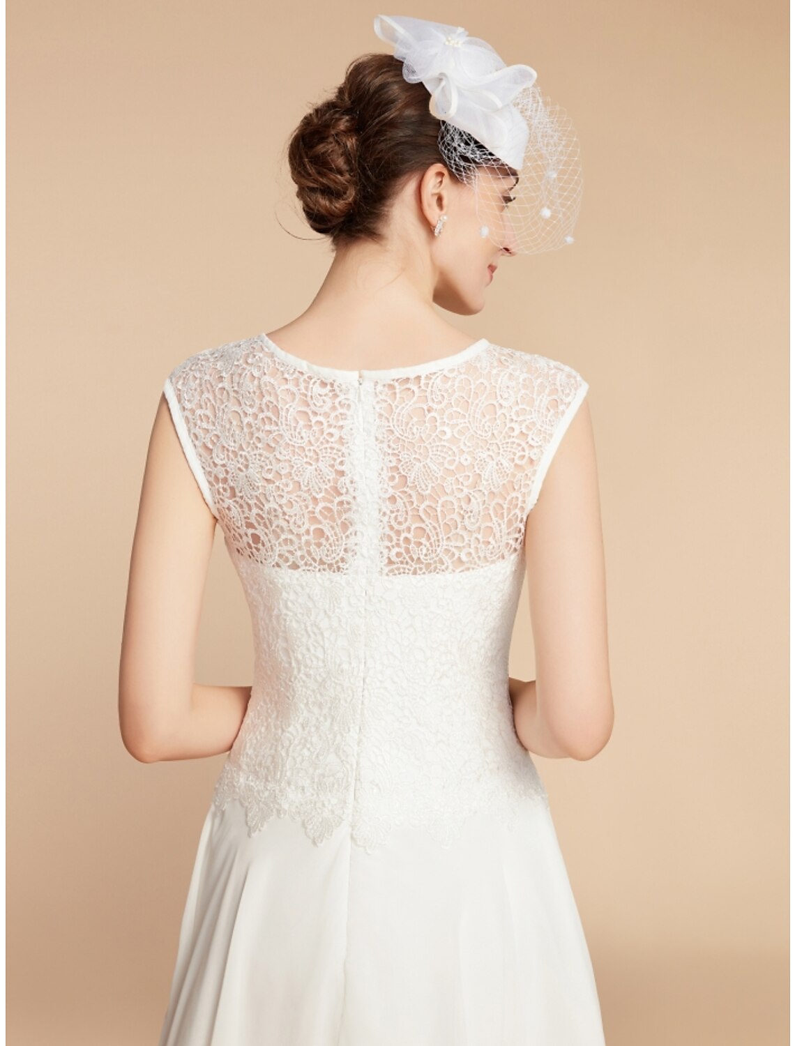 Vestido de dos piezas de corte A para madre de la novia, elegante, estilo pequeño, con escote joya, largo hasta la rodilla, de gasa, con encaje, manga 3/4 y pliegues, color liso.