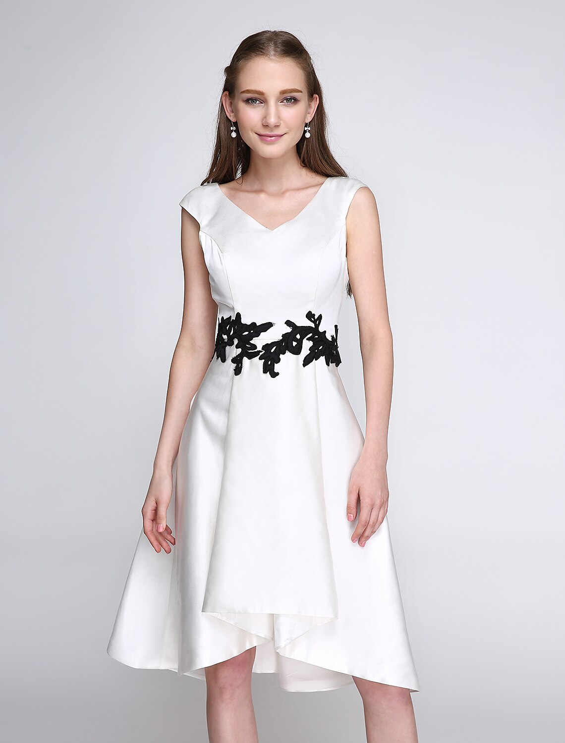 Abito a trapezio aderente e svasato, da cocktail, da ballo, lunghezza al ginocchio, senza maniche, scollo a V, in raso con applicazioni