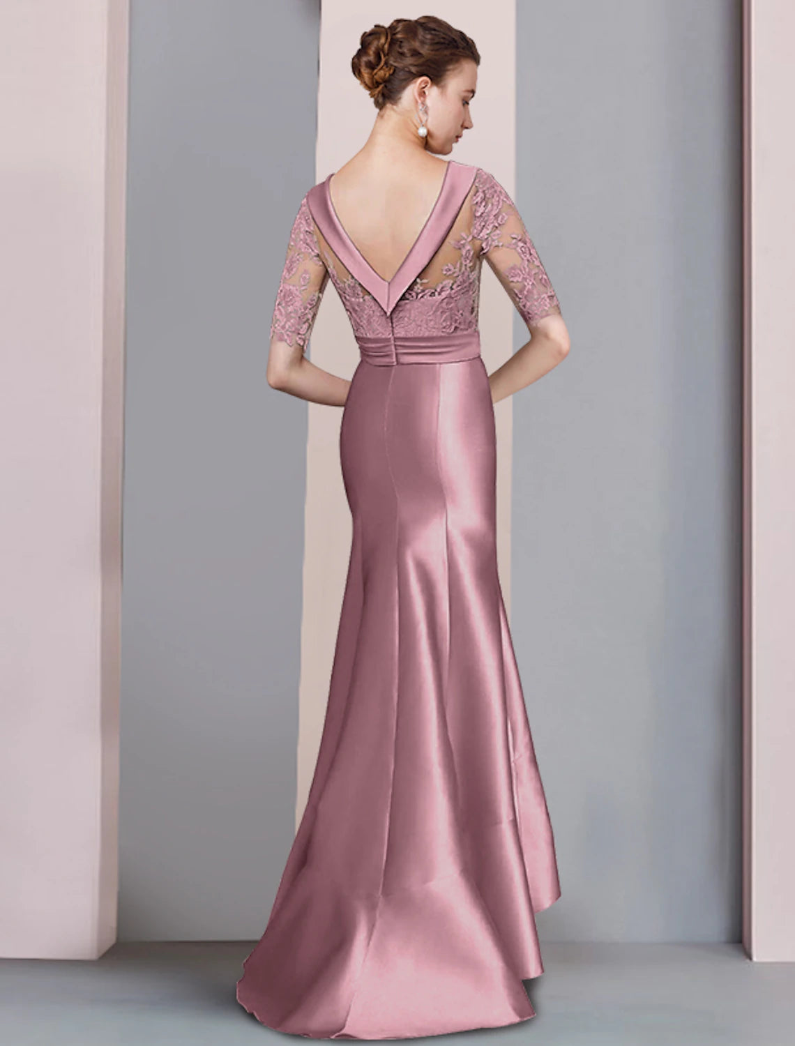 Vestido de sirena/trompeta para madre de la novia, vestido formal para invitadas de boda de otoño, elegante, escote alto bajo, cola larga/cepillo, asimétrico, satén, encaje, media manga con lazo(s) y apliques.