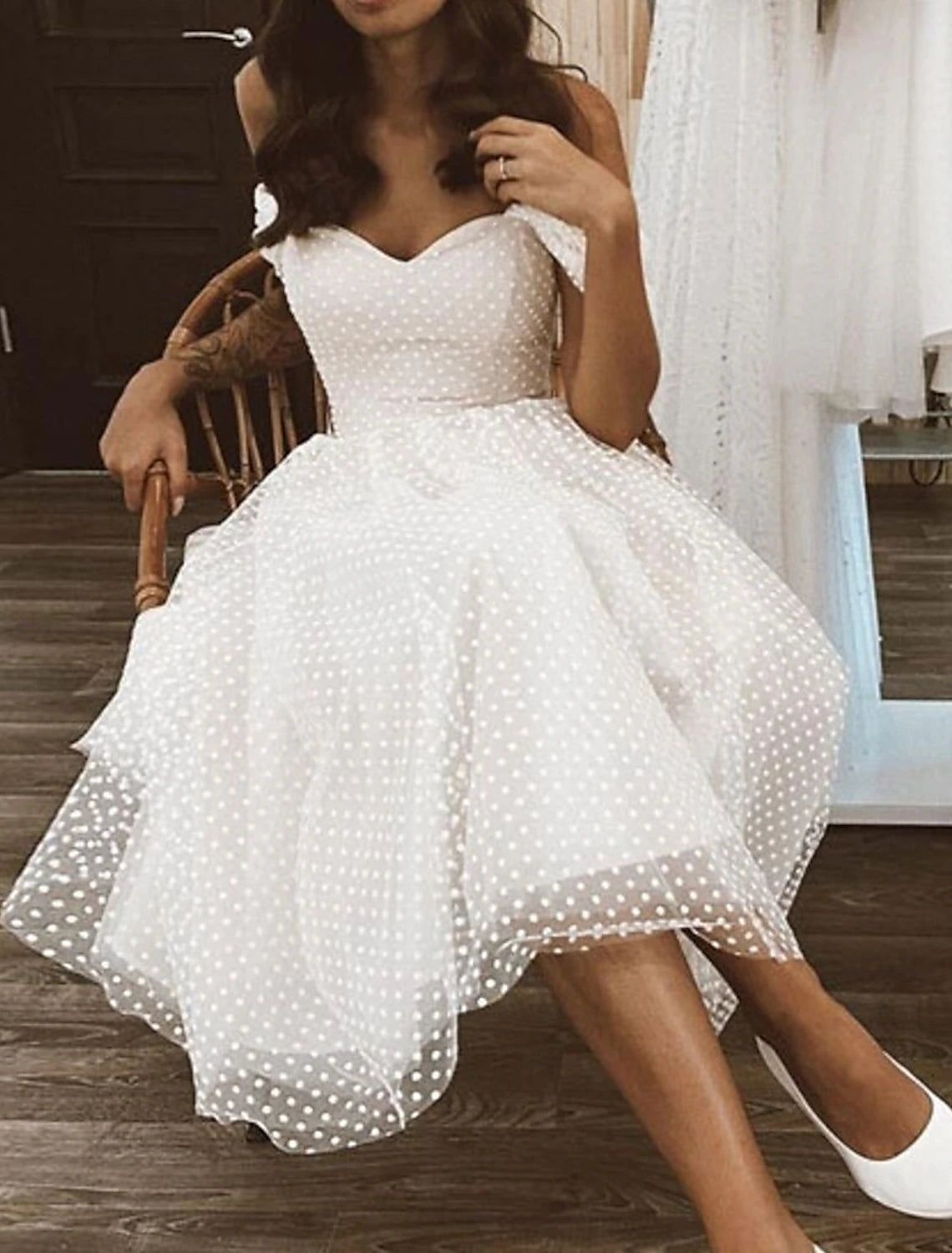 Vestidos de novia blancos cortos de recepción, vestidos de novia de corte A con hombros descubiertos, mangas cortas, hasta la rodilla, vestidos de novia de tul con color sólido